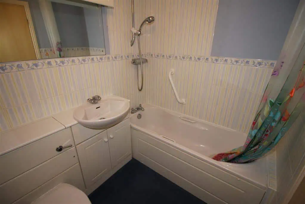 12 Catherine Wheel Gardens Bathroom