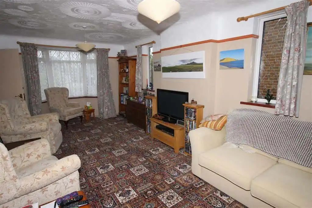 255 Fairmile Road Lounge