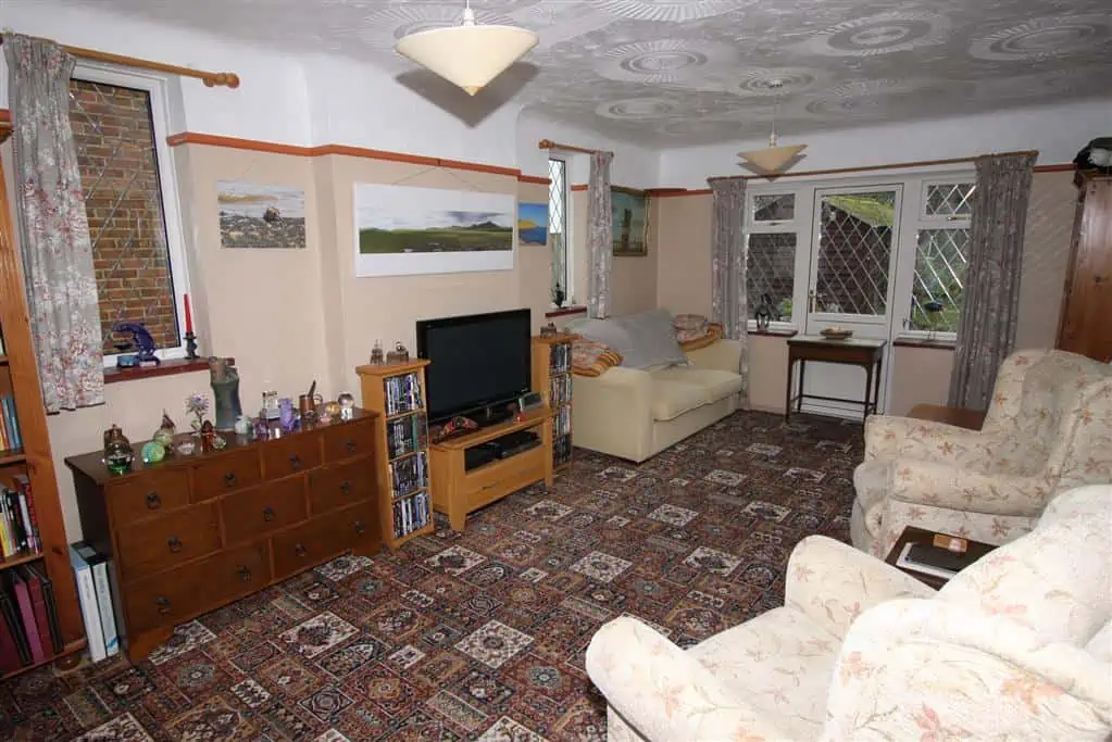 255 Fairmile Road Lounge