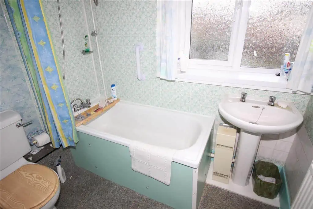 14 Riverlea Road Bathroom