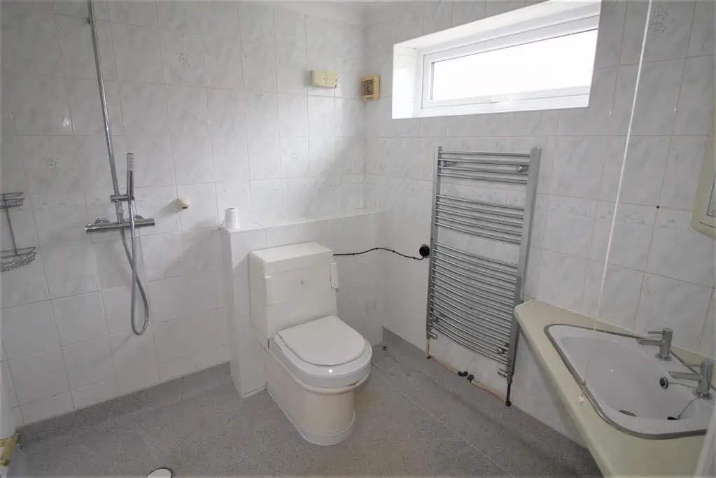 18 Catalina Close Wet room