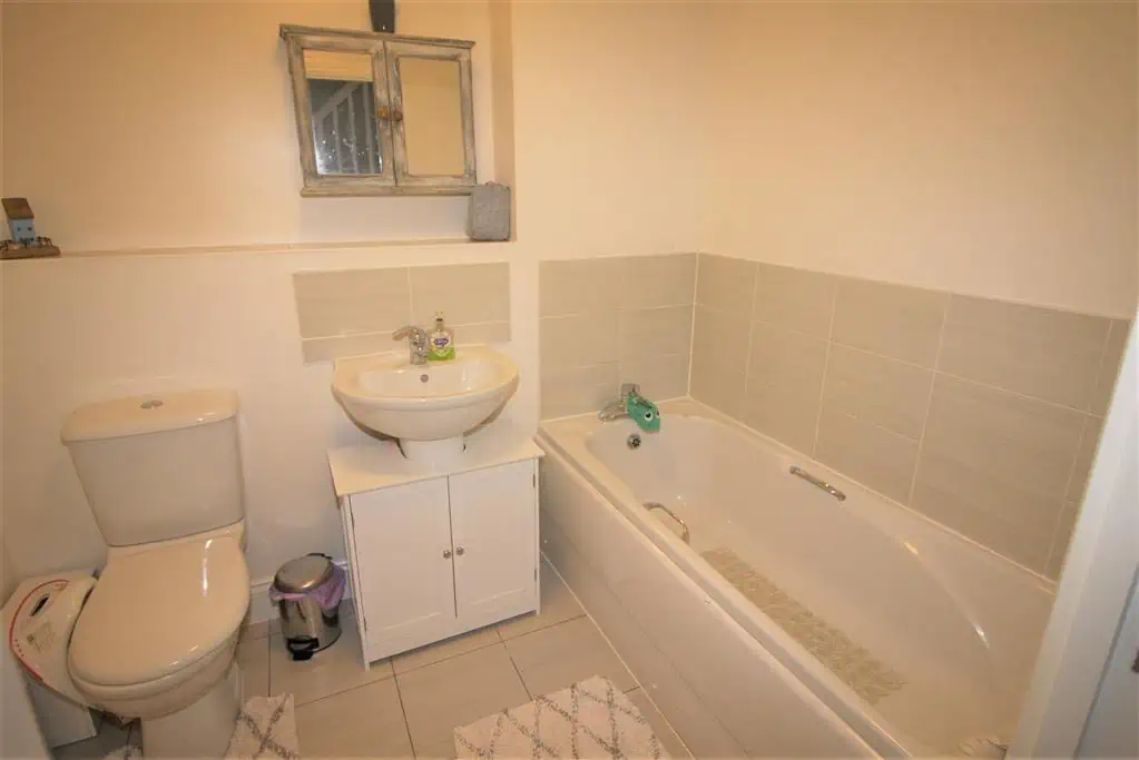 14 Parsonage Close Bathroom