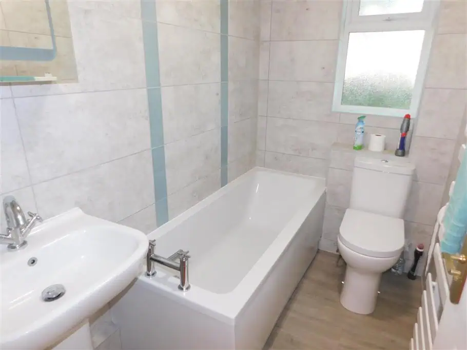 3 Kingfisher Court En suite