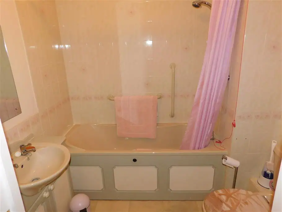 6 Blenheim Court Bathroom