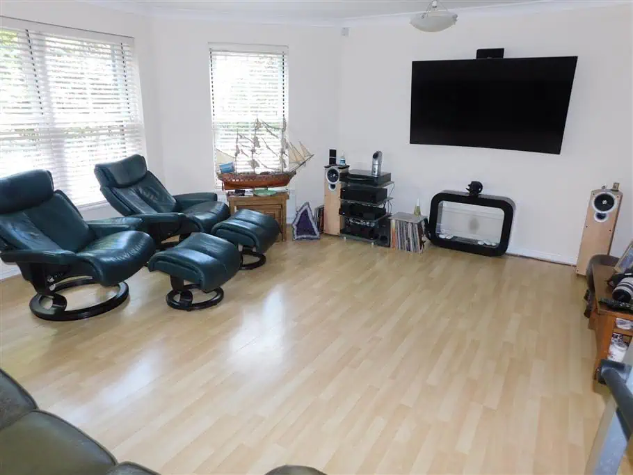 124 Fairmile Road Lounge