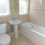 29 LyntoN Crescent Bathroom